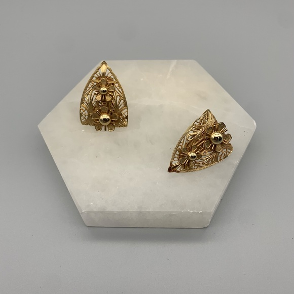 Vintage Gold Tone Clip-on Earring. Good Condition. - Picture 2 of 3